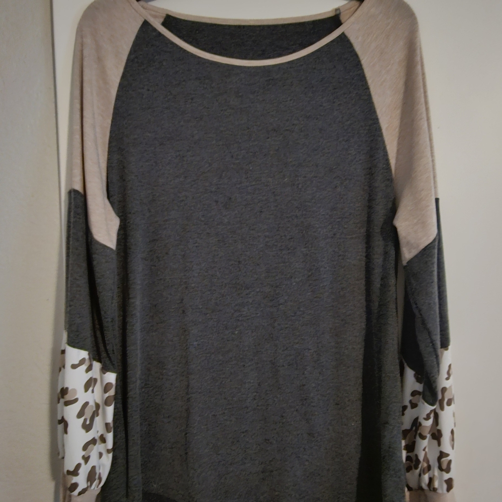 Amazon Relaxed Color-Block Long Sleeve Sweatshirt Gray and Cream